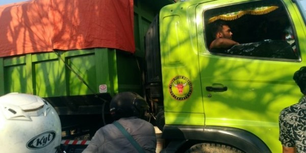Aparat Dilecehkan, Dump Truk Tetap Lintasi Jalan Raya Babelan