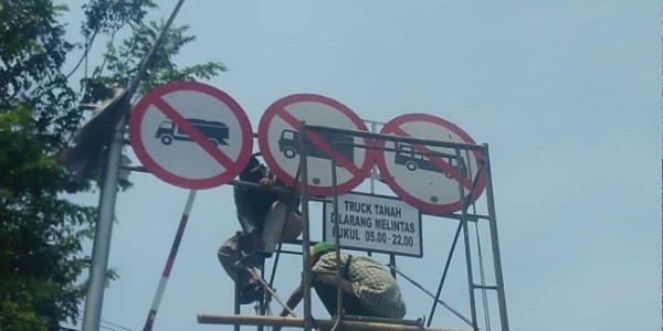Larangan Lintas Truk Besar, Kadishub Bekasi Didesak Pasang Rambu Di Perbatasan