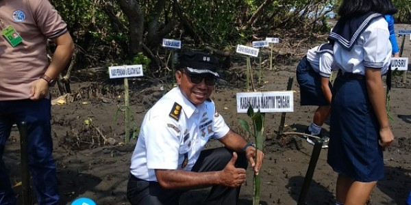 Zona Maritim Tengah Ikut Tanam Mangrove dalam Rangka HUT Ke-74 TNI