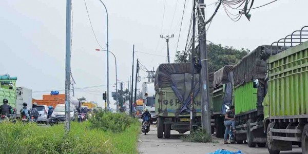 Bahu Jalan Kalimalang Jadi Tempat Usaha, Pemkab Bekasi Disebut Tak Punya Nyali