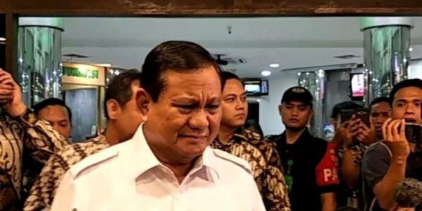 Prabowo Beserta Rombongan Jenguk Wiranto