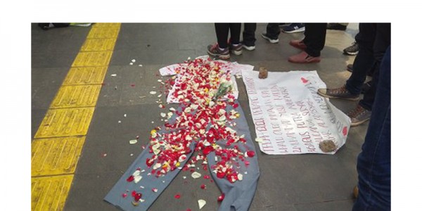 Emak-emak Tabur Bunga Depan Polda Metro Jaya