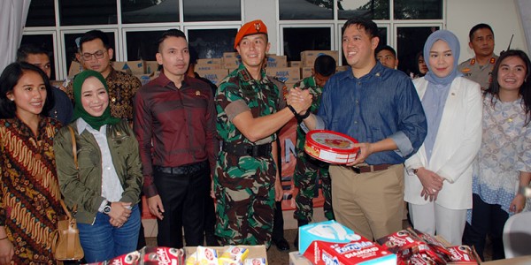 Dave Laksono Bersama Anggota DPR RI Millenials Bantu Prajurit TNI Dan Polri