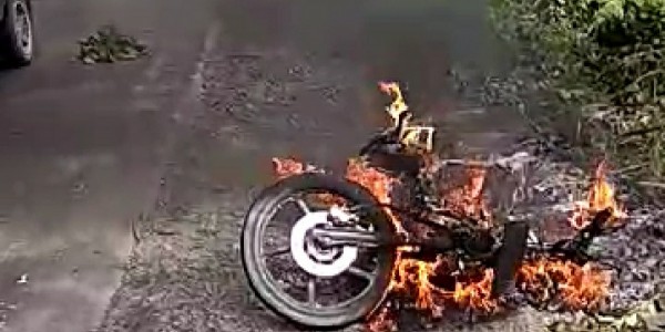 Akibat Korsleting, Motor Diduga Milik Polisi Hangus Terbakar