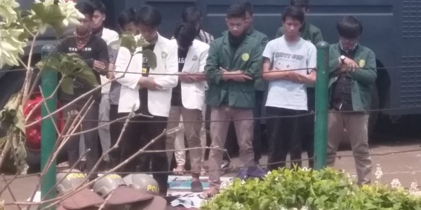 MENEGANGKAN!!! DEMO MAHASISWA DI DEPAN GEDUNG DPR RI MENOLAK PENGESAHAN RUU KUHP