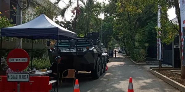 Depan Rumah Ma'ruf Amin Ada Tank Anoa