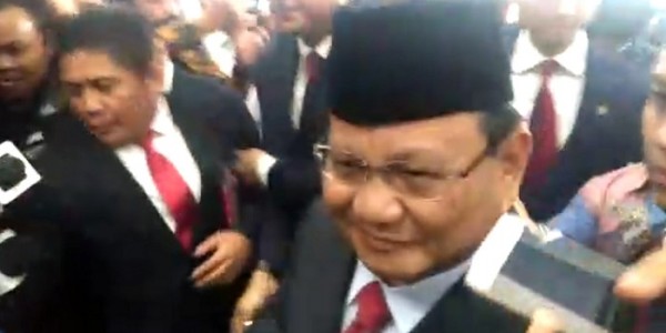 Tiba di Pelantikan Jokowi, Prabowo Hanya Tersenyum dan Lambaikan Tangan