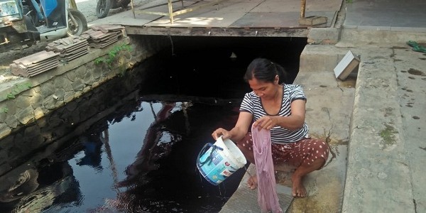 Pencemaran Kali Cilemahabang Dekat Rumah Bupati Bekasi, Airnya Bau 