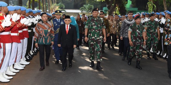 Kasum TNI Sambut Kedatangan Wapres RI di Mako Paspampres