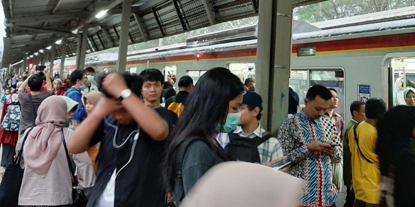 KRL Commuter Line Alami Gangguan, Penumpang Ketakutan