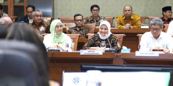 Menaker Ida Fauziyah Raker Perdana Dengan Komisi IX DPR