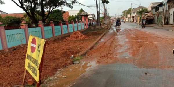 Tanah Berceceran Di Jalan Raya Babelan, Kontraktor Tidak Mementingkan Keselamatan Pengguna Jalan
