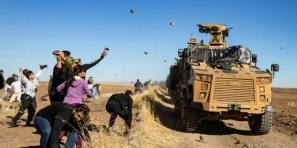 Konvoi Militer Turki Dilempari Batu Oleh Warga Suriah