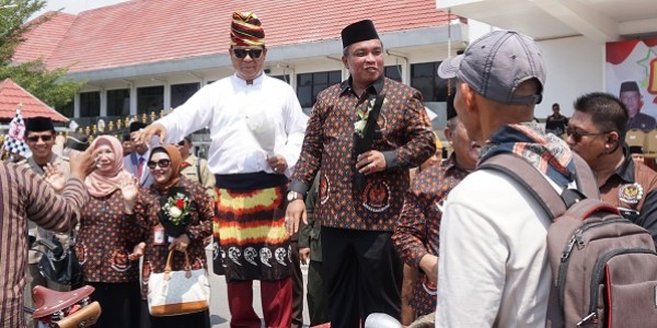 Ribuan Warga Isi Hari Kemerdekaan Dengan Karnaval