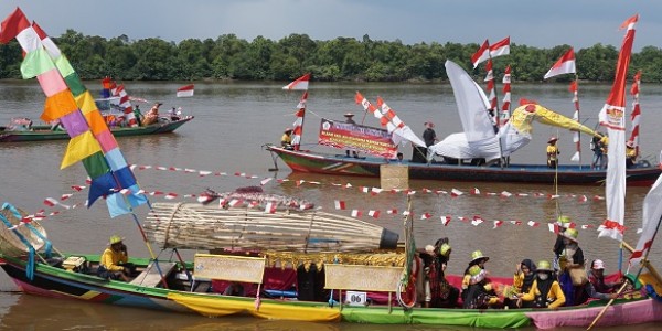 Ramaikan HUT Kecamatan Dengan Kelotok Hias