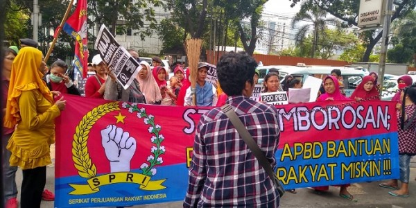 Demo Tolak Pemborosan di Pemprov DKI, Emak-emak: Buat Apa Lem Aibon Sampai 8,2 Miliar?