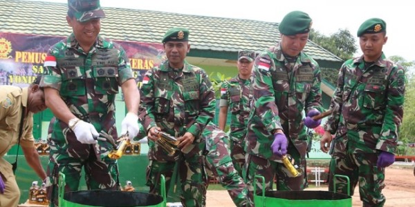 TNI Musnahkan 1.236 Botol Miras Ilegal