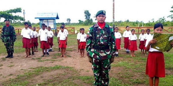 Tanamkan Jiwa Nasionalisme, Prajurit TNI Gelar Upacara Bendera di SD Perbatasan RI-PNG