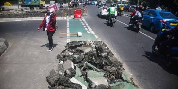 Baru Dua Bulan, Jalur Sepeda di Cikini Jadi 'Korban' Pelebaran Trotoar