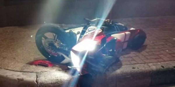 R15 Tabrak Pagar Apartemen, Penumpang Tewas di Lokasi