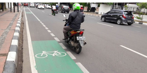 Sudinhub Jaktim Kerahkan Petugas untuk Sterilkan Jalur Sepeda