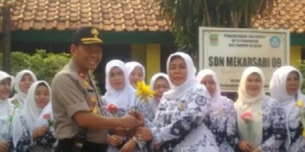 Beri Bunga Ke Guru SDN Mekarsari 04, Anggota Polsek Tambun Sebut Guru Pahlawan Tanpa Tanda Jasa
