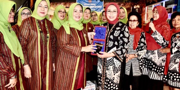 BKOW Jatim Kenalkan Koperasi Citra Padma Wanita pada BKOW Sumbar