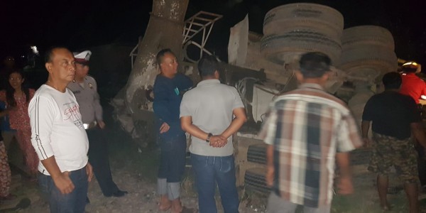 Kereta Api Tabrak Truk Semen di Tebing Tinggi, Ajaib, Pengemudi Truk Hanya Luka Ringan