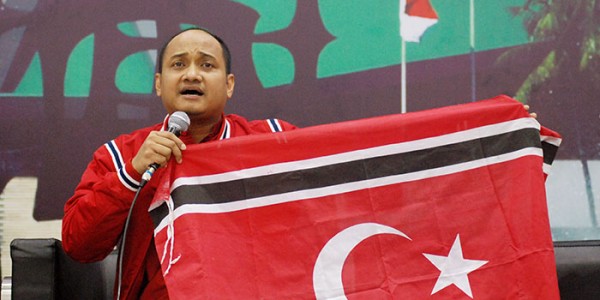 Anggota DPD RI Asal Aceh  Fachrul Razi Tunjukkan Bendera Lokal.