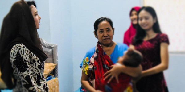 Istri Wagub Jatim Emil Dardak Terus Dampingi Bayi Pandhu