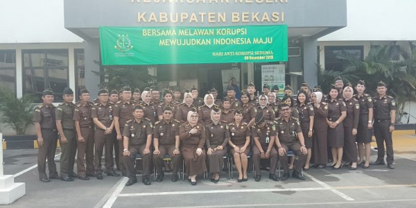 Peringati Hari Anti Korupsi, Kejari Kabupaten Bekasi Bagikan Kaos dan Stiker