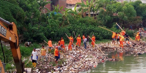 Ratusan Kubik Sampah di Pintu Air Kali CBL Digasak Pasukan Orange Wil IV