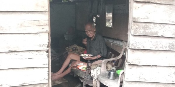 Gubuknya Terendam Banjir, IWO Inhil Kunjungi Kakek Sebatangkara