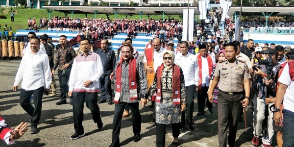 Didampingi Bupati Simalungun Gubsu Buka FDT Ke 7 Dengan Sensasi Rekor Muri Untuk  1024 Ulos Sulappei