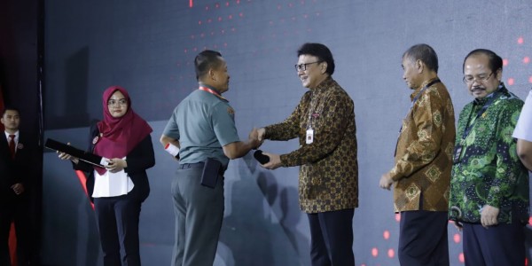 Danrem 082/CPYJ Terima Penghargaan Dari Menpan RB