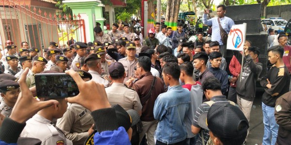 Indikasi Anggaran Dibuat “Bancakan”, FORMAASI Demo Dinas PUPR Pamekasan