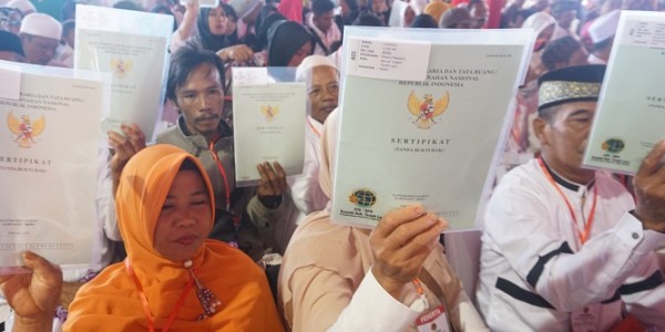 Menteri ATR Serahkan 3.000 Sertifikat Tanah