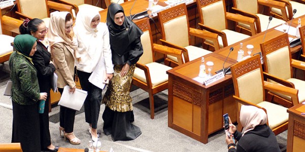 Selfi Anggota DPR Perempuan
