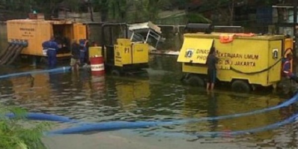 Atasi Genangan Air, Pemprov Turunkan Ratusan Unit Pompa Air