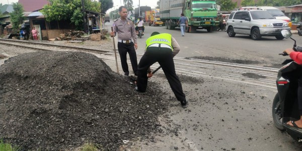 Satlantas Polres Tebing Tinggi,Tutup Jalan Berlubang