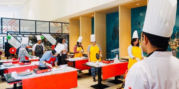 Novotel Samator Surabaya Timur Ajari Ibu-ibu jadi Chef Handal