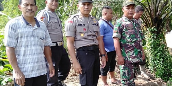 Polsek Bandar Khalifah Monitoring Tanggul Sungai Pecah