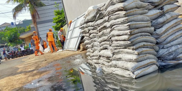Antisipasi Banjir Warga Dan Dinas Kebersihan DKI Kerja Bhakti
