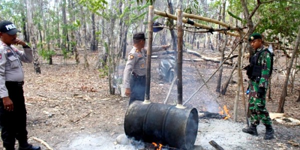 Kostrad dan Polsek Onggaya Grebek Tempat Pembuatan Sopi