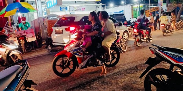 Layanan Parkir di Salah Satu Indomaret Surabaya Kurang Tertata, Sebabkan Macet!