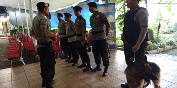 Jelang Malam Natal, Polres Jakbar Terjunkan Team Jihandak dan Anjing Pelacak Sisir Gereja