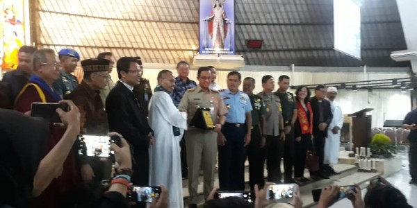 Gubernur DKI Jakarta melakukan safari mengunjungi gereja-gereja saat misa Natal.