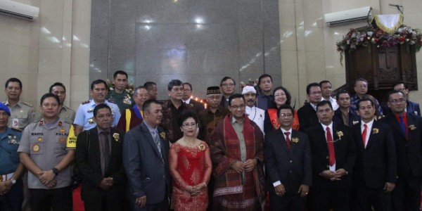 Dapat Kain Ulos di HKBP Petojo, Anies: Cocok kan