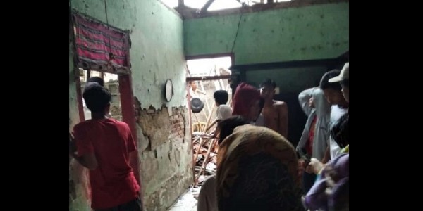 Hujan Dua Hari, Rumah Warga di Bekasi Roboh