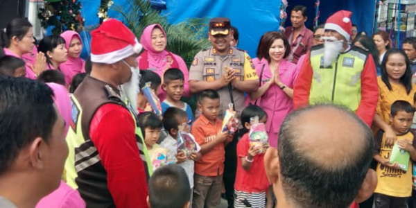 Usung Tumpukan Parsel Kapolres Tobasa Kunjungi Pospam Nataru Bersama 'Santa Claus'